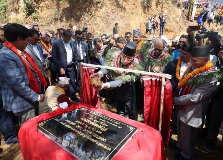 प्रधानमन्त्री प्रचण्डले गोरखामा सडक शिलान्यास