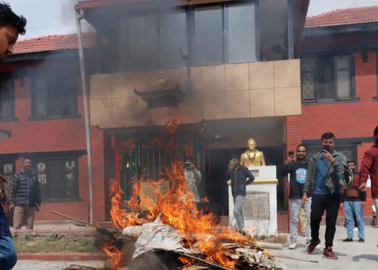 स्ववियुको निर्वाचन सम्पन्न गराउन वाल्मीकि विद्यापीठ परिसरमा पुतला दहन