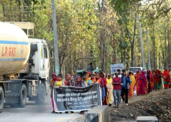 प्रधानमन्त्रीलाई राज्य चिनाउन हिँडेका महिला