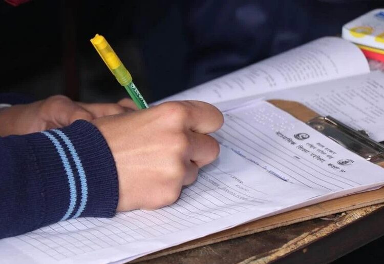 एसईई परीक्षामा अंग्रेजीको प्रश्नपत्र बाहिररिएकोमा २ जनालाई समात्याे