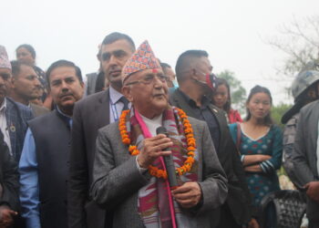 पहिचान पक्षधर आन्दोलनकारीले ओलीबिरुद्ध नाराबाजी  गर्दै कालो झण्डा देखाए