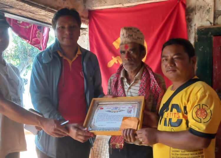 गुल्मीमा नेकपाद्धारा ज्येष्ठ कम्युनिस्ट सदस्य केसी र अधिकारी सम्मानित