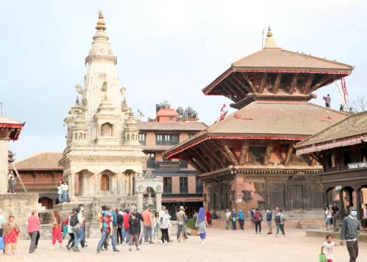 भक्तपुर आउने पर्यटकको सङ्ख्या बढेपछि पर्यटन व्यवसायमा आशा पलायाे