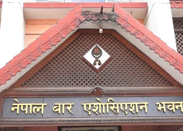 अदालतमा उपस्थित हुने कानून व्यवसायीहरुले तोकिएको पोशाक लगाउनुपर्ने