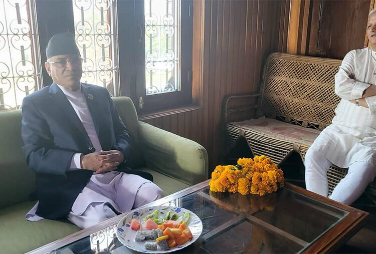 एमाले सचिव लेखराज भट्टको घरमा प्रधानमन्त्री ‘प्रचण्ड’ पुगे