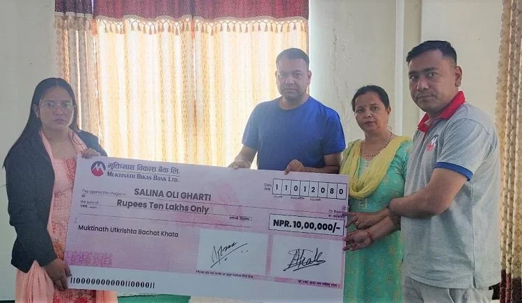 परिवारलाई दुर्घटना दुर्घटना बीमा वापतको रकम हस्तान्तरण