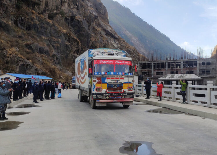 नाका खुलेको पहिलो दिन ५४ कन्टेनर केरुङ पुगे