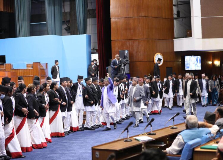 प्रतिनिधिसभा बैठकमा राप्रपा सांसदहरूकाे वेल घेराउ