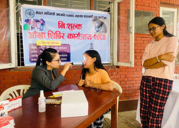 फोनिज काठमाडौंकाे निःशुल्क आँखा शिविरमा ५० भन्दा बढिकाे सहभागीता