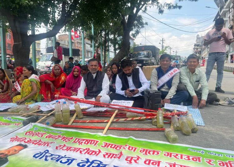 माइतीघरमा १० दिन पैदल हिँडेर सिर्सिया नदी प्रदुषण मुक्त बनाउन माग गर्दै धर्ना