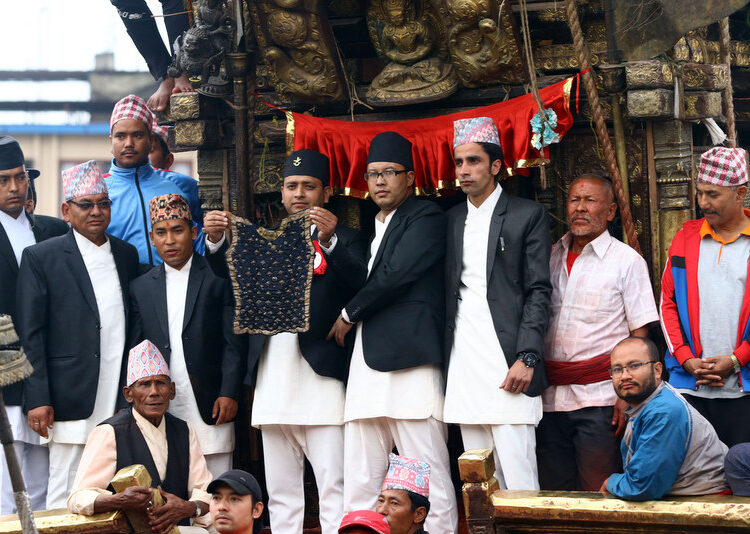 राष्ट्रपति रामचन्द्र पौडेलले रातो मच्छिन्द्रनाथको रथयात्रा भोटो अवलोकन