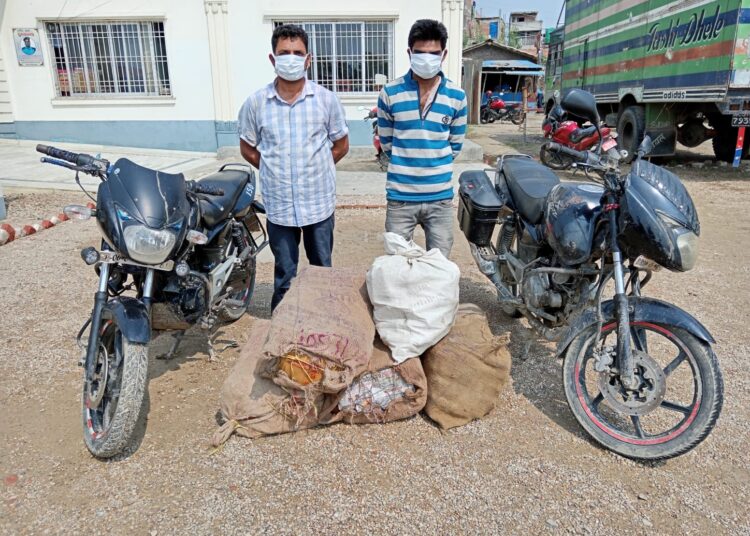भारततर्फ लैजाँदै गरेको मदिरासहित दुई जना पक्राउ