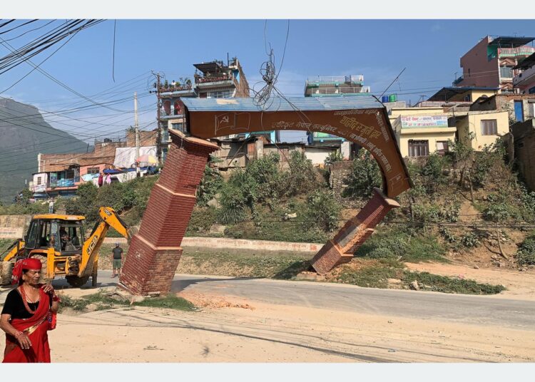 राजमार्ग विस्तारका लागि भत्काइयो शहीदगेट
