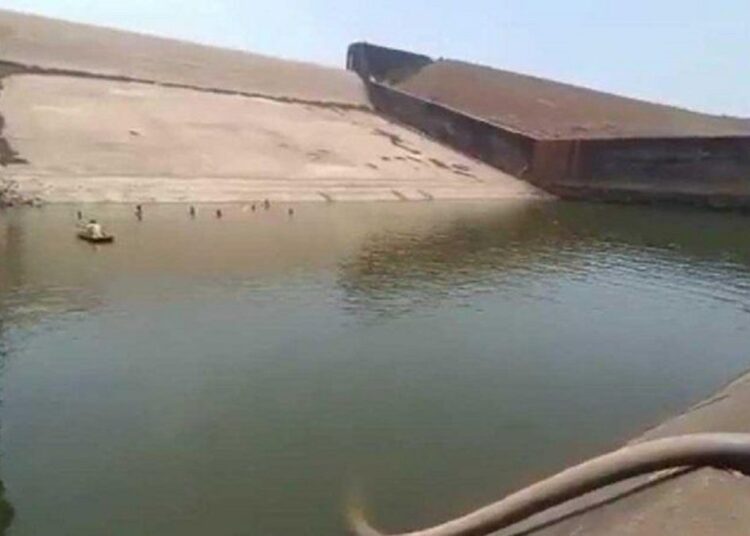 भारतमा तीन दिनसम्ममा जलाशय सुकाएर खसेकाे फोन निकाल्ने कर्मचारी निलम्बित