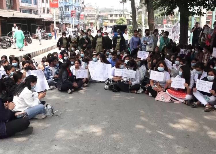 आफूहरूको चरित्र हत्या गर्न खोजिएको भन्दै नर्सहरू आन्दोलित
