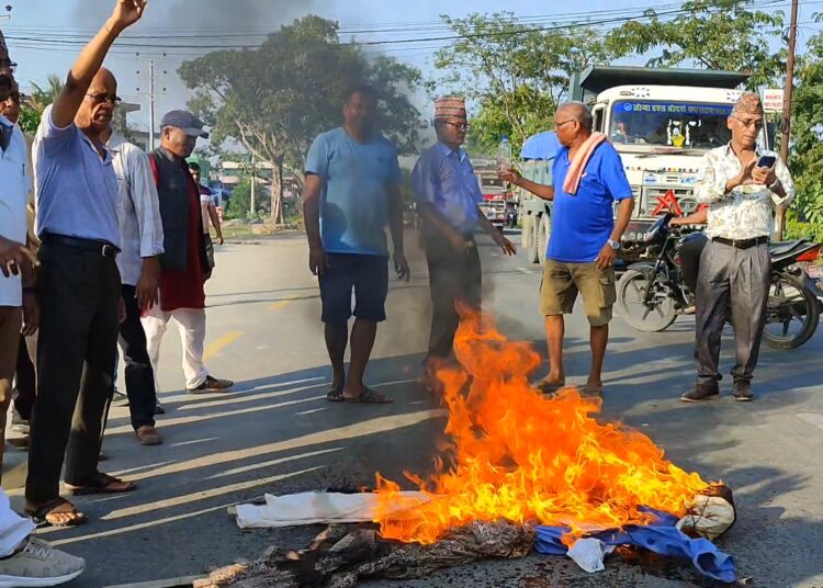 पूर्वप्रहरी संगठनद्वारा राष्ट्रपति र प्रधानमन्त्रीको पुत्ला दहन