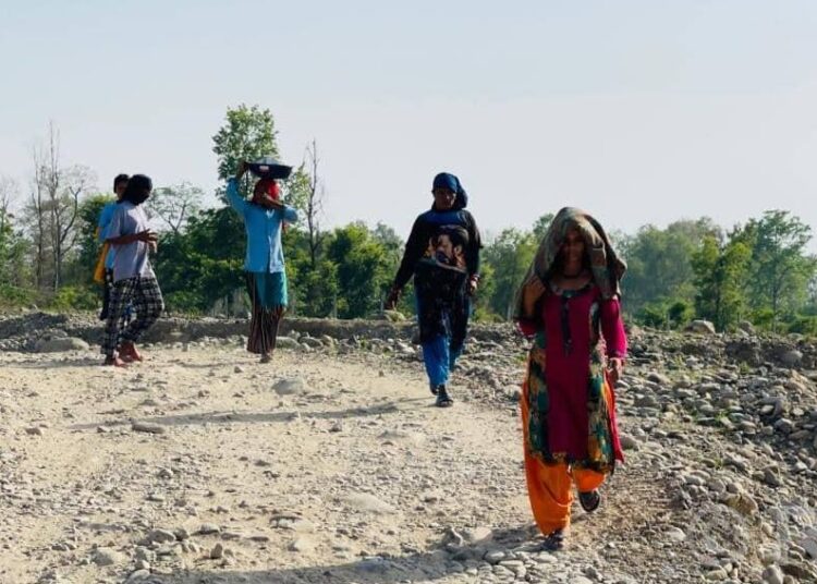 बालुवा छानेर विद्यालय खर्च जुटाउँदै विद्यार्थी