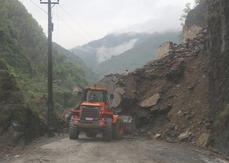 पहिरो नखसे नारायणगढ-मुग्लिन सडक साँझसम्म सञ्चालनमा आउने