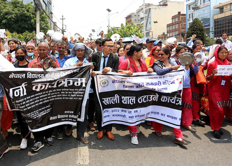 विद्यालयका कर्मचारीहरुलाई बजेटमा सम्बोधन नगरिएको भन्दै थाली बजाएर प्रदर्शन