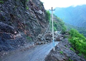 नारायणगढ-मुग्लिन सडकखण्ड पहिरोका कारणले बन्द
