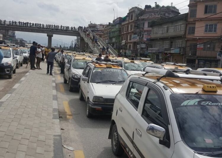 रातो प्लेटले यात्रु बोक्न नपाउने नीति खारेज माग राख्दै विरोध प्रदर्शन