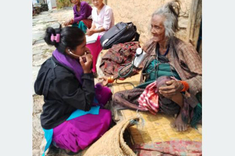 जहाँ घरघरमै पुगेर सेवा दिन्छन् स्वास्थ्यकर्मी