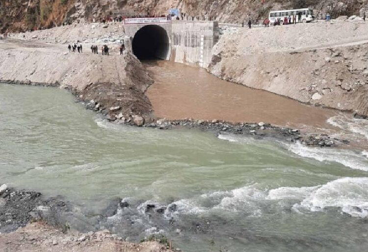 अरुण नदीले कटान गरेपछि तटीय क्षेत्रमा जोखिम