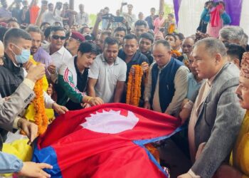 कानुनमन्त्री पृथ्वीबहादुर सिंहको पार्थिव शरीरमा राष्ट्रिय झण्डा ओढाएर श्रद्धाञ्जली