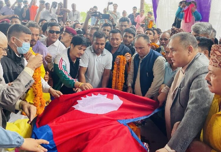 कानुनमन्त्री पृथ्वीबहादुर सिंहको पार्थिव शरीरमा राष्ट्रिय झण्डा ओढाएर श्रद्धाञ्जली
