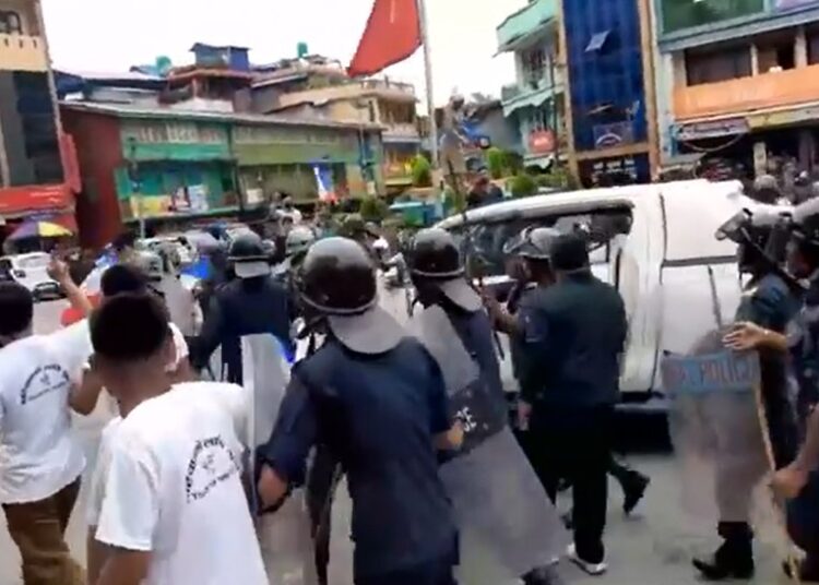 पहिचानवादीले योगेश भट्टराईलाई कालो झण्डा देखाएर गरे बिराेध