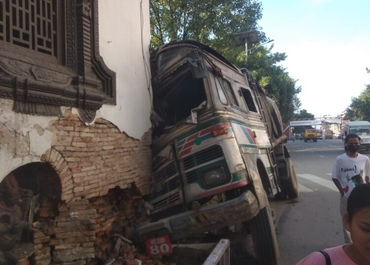 महांकाल मन्दिरमा पानी ट्यांकर ठोक्किंदा चालक गम्भीर घाइते