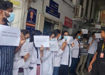 बढी शुल्क लिएको भन्दै काठमाडौं मेडिकल कलेजका विद्यार्थी प्रदर्शन उत्रिए