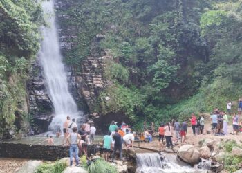 पर्यटकलाई आकर्षित गर्दै लम्जुङको गाईखुरे झरना