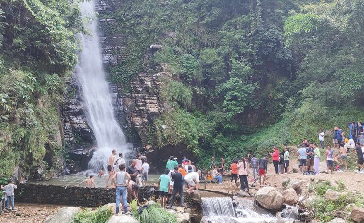 पर्यटकलाई आकर्षित गर्दै लम्जुङको गाईखुरे झरना