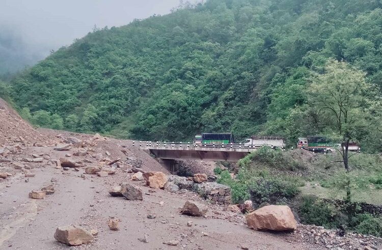 वर्षाले सिद्धार्थ राजमार्ग अवरुद्ध