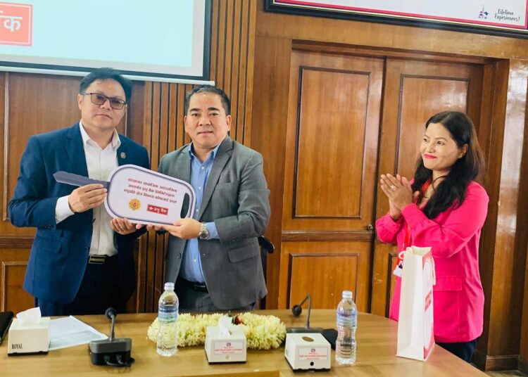 प्रभु बैंकद्वारा फोहोर उठाउन  १७ लाखको गाडी दियो  