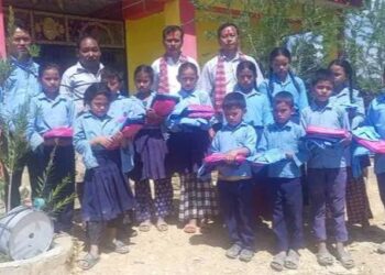 समाजसेवी खड्का द्वारा विद्यार्थीलाई पोशाक सहित शैक्षिक सामग्री वितरण