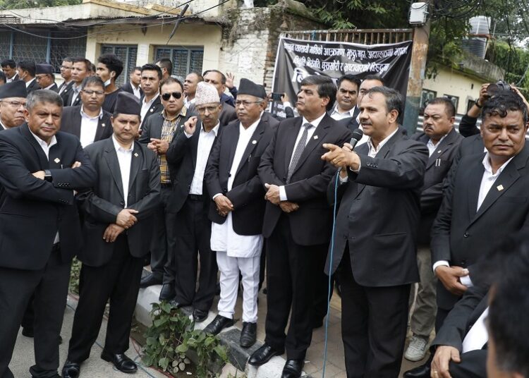 कानुन व्यवसायीहरुले जिल्ला अदालत ललितपुरमा विरोध प्रदर्शन