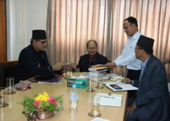 अध्यक्ष रोहितसँग साम्राज्यवादविरोधी लेखक विजय प्रसादद्वारा भेट