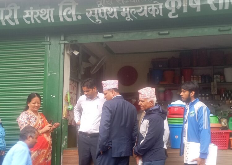 अनुदानको मलमा कालोबजारीः तोकेकोभन्दा १५ रुपैयाँ महँगोमा किन्न किसान बाध्य
