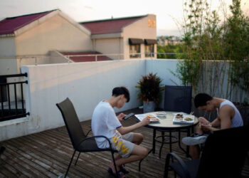 China looks to limit children to two hours a day on their phones
