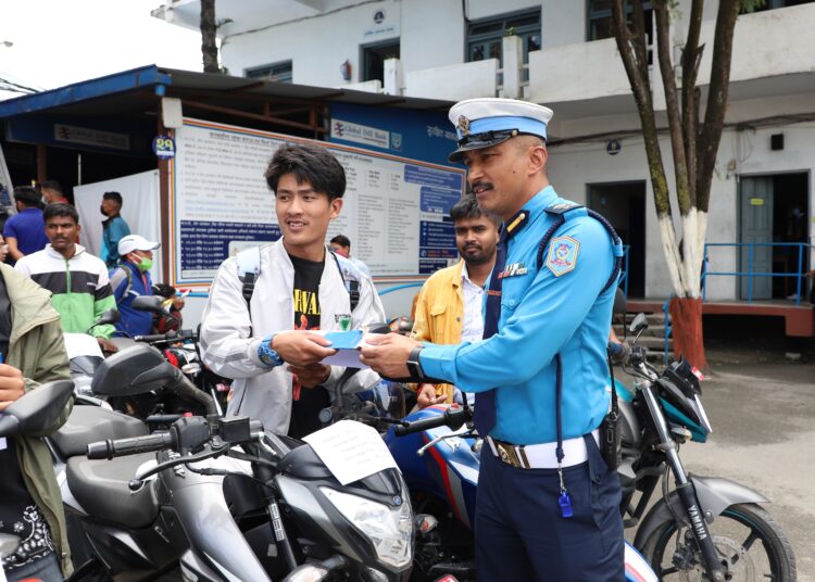 २१ ओटा दुईपाङग्रे सवारी साधन सम्बन्धित धनीलाई हस्तान्तरण