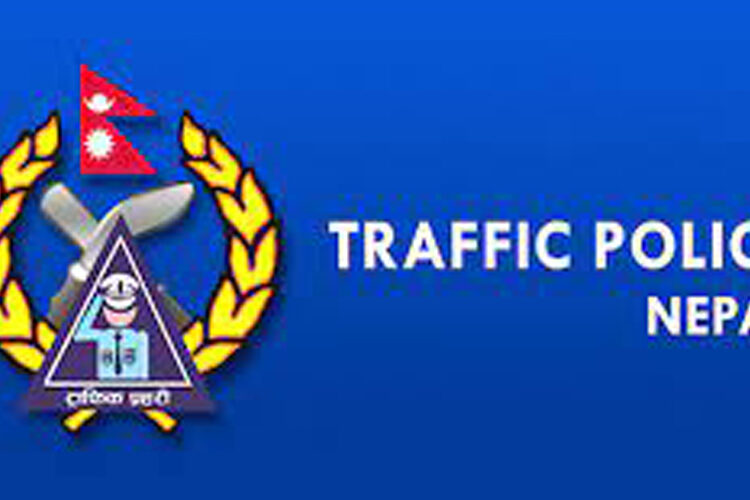 ट्राफिक प्रहरीद्वारा चालकलाई प्रशिक्षण