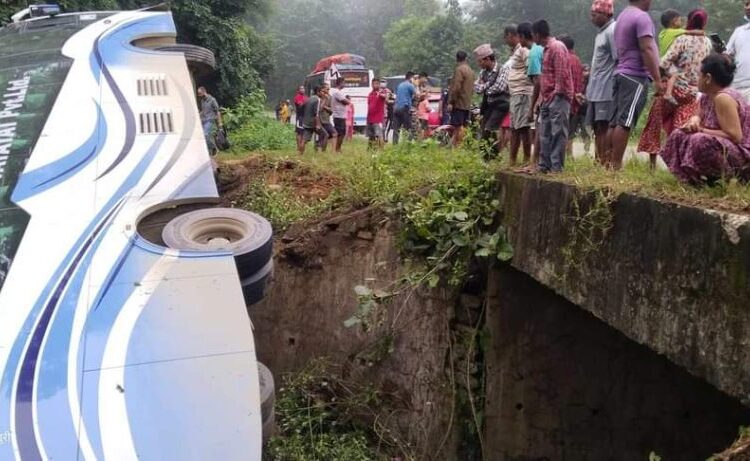 बस दुर्घटनामा परी १५ जना घाइते