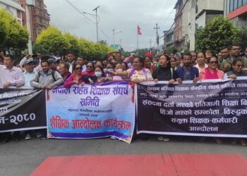 आन्दोलनरत शिक्षकहरूले सडकमा सुतेर आन्दोलन गर्ने