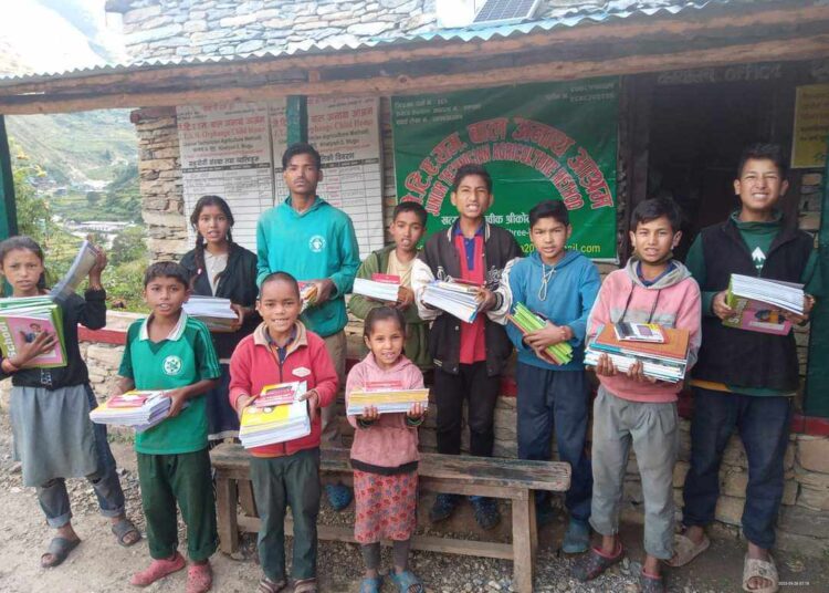 समाजसेवी मायालु लामाद्वारा जे.टि.एम बाल आश्रमलाई शैक्षिक सामग्री सहयोग