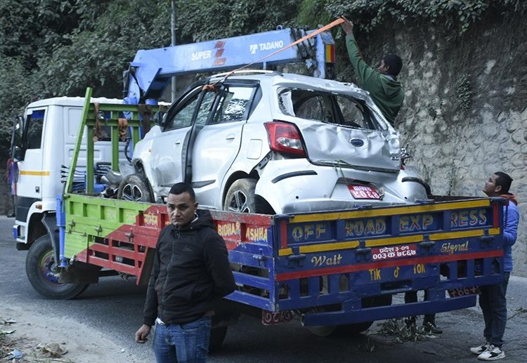 नागढुंगा चेकपोष्टभन्दा थोरै तल कार दुर्घटना