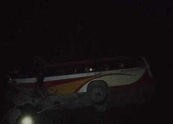 पोखराबाट सुर्खेत जाँदै गरेको बस दाङमा दुर्घटना, १४ यात्रु घाइते