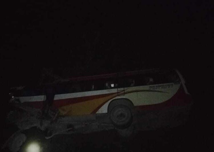 पोखराबाट सुर्खेत जाँदै गरेको बस दाङमा दुर्घटना, १४ यात्रु घाइते
