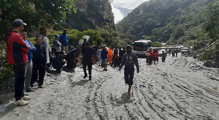 मुस्ताङ जाने पर्यटकलाई सधैँ बैसरी पहिरोको चुनौती